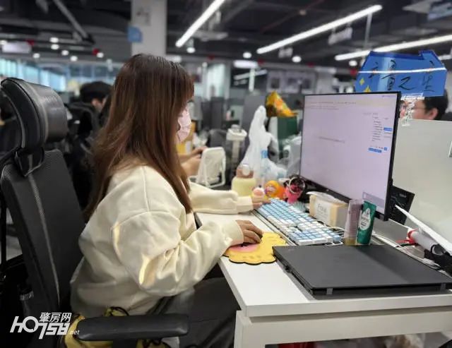 肇庆技师学院的毕业生卢颖琪入职肇庆小鹏汽车有限公司,成为一名数据标注员。受访者供图 图片